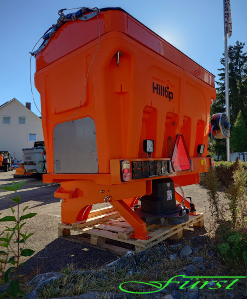 HILLTIP IceStriker 1150TR Traktoren-Kombistreuer in Orange mit Vorbefeuchtung, Streusymmetrieverstellung, Leerstandssensor und Beleuchtungskit
